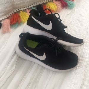 Black Nike Roshe (Original)